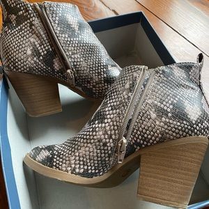 Universal Thread Leather Like Snake Dbl Zip Boot